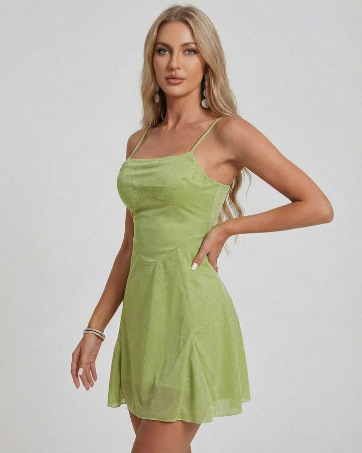 Moda de verano: Vestido mini blanco brillante sin mangas, ajuste perfecto A-line. Vestido elegante para cóctel.