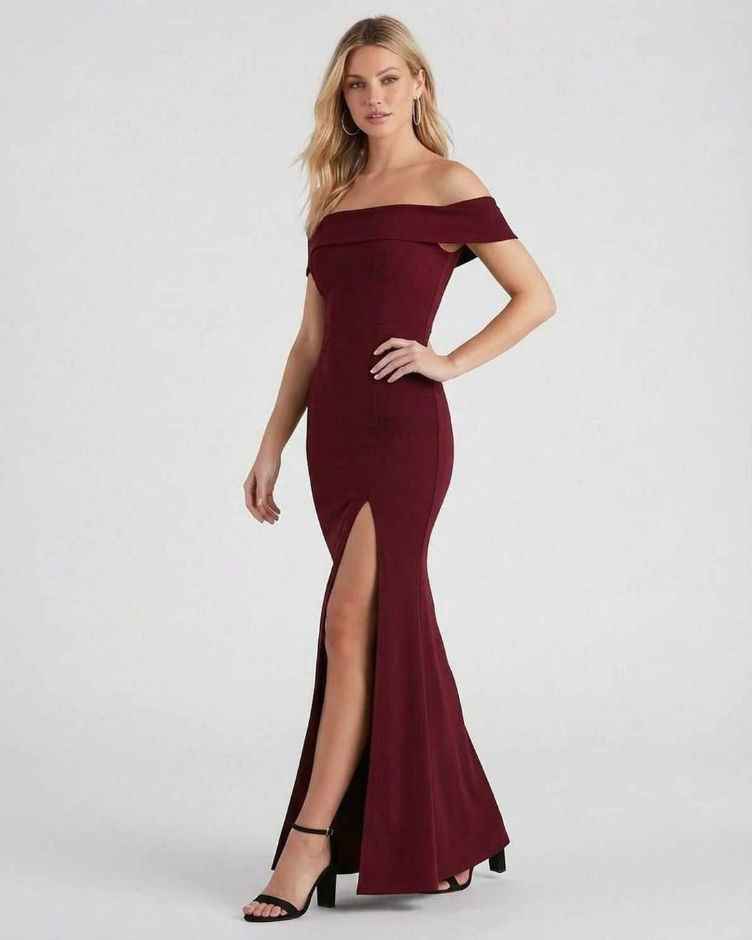 Mujer con vestido maxi off-the-shoulder blanco, diseño elegante para fiesta, cena o evento formal.