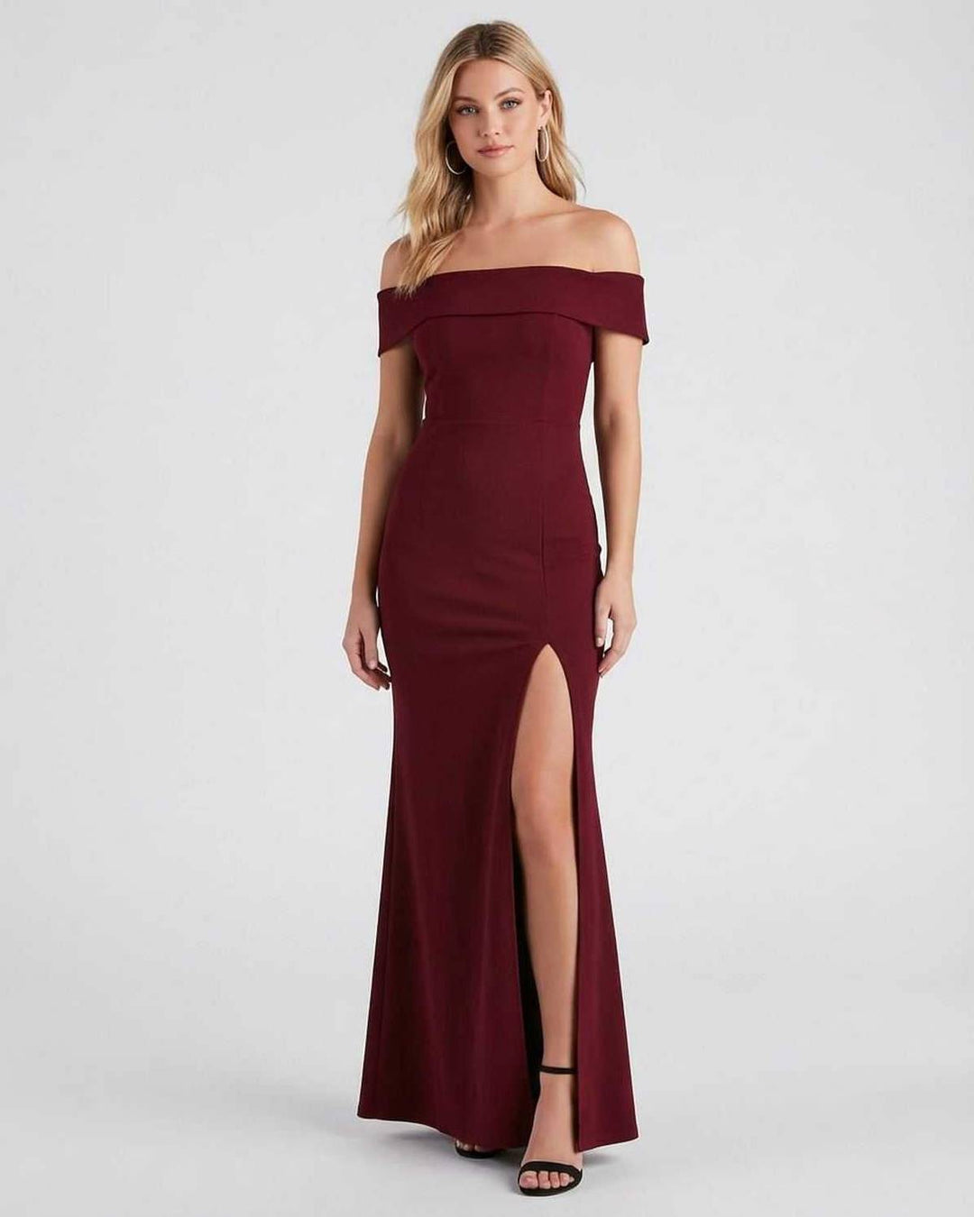Vestido largo de mujer blanco, hombros descubiertos, elegante y formal para bodas o eventos importantes.
