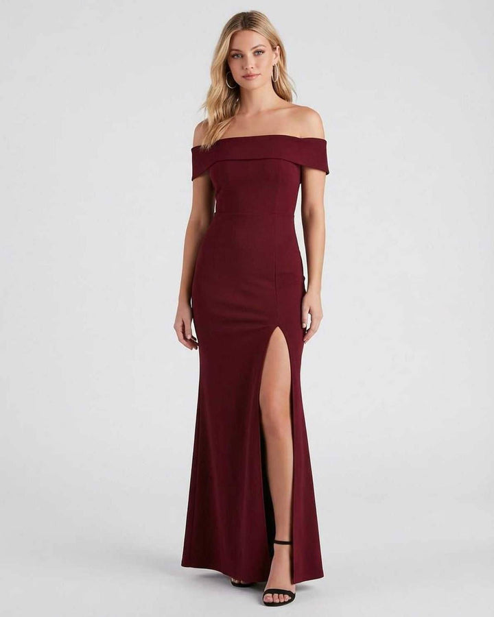 Vestido largo de mujer blanco, hombros descubiertos, elegante y formal para bodas o eventos importantes.