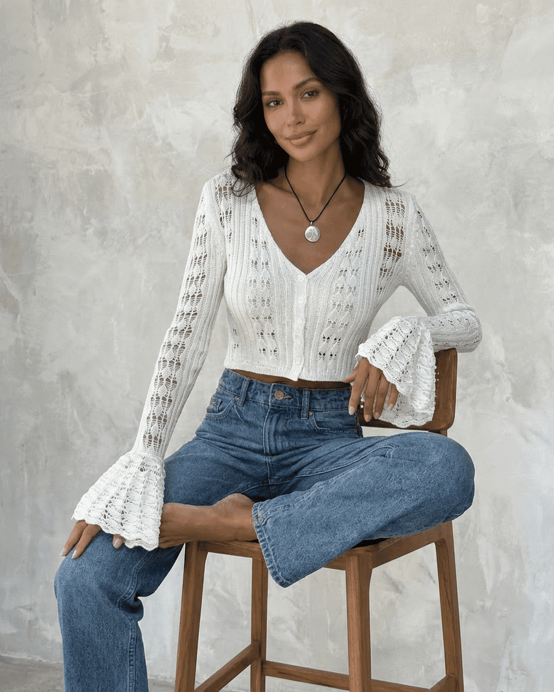 Cárdigan blanco de mujer con fluidas mangas acampanadas, elegante y versátil para cualquier look.