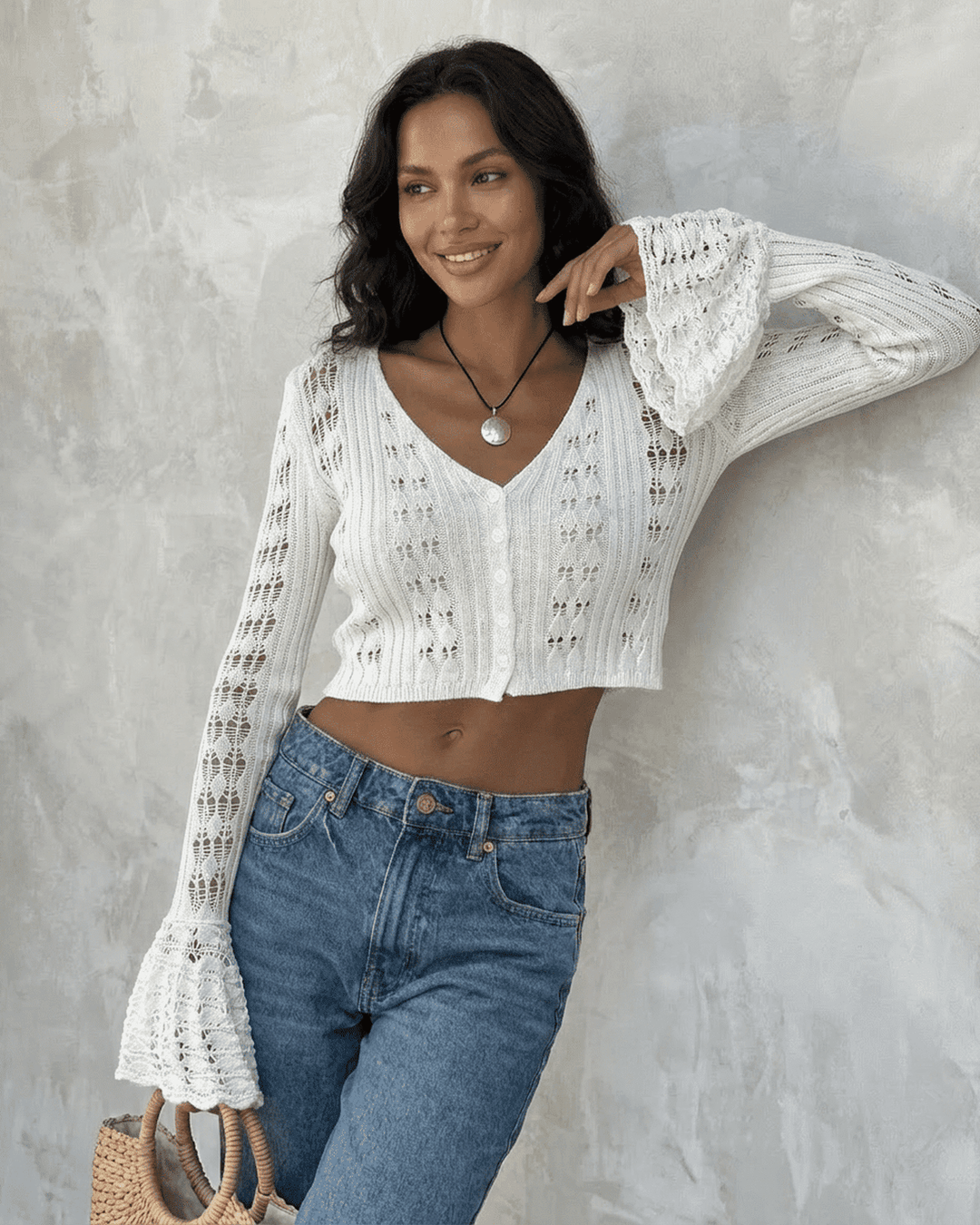 Elegante cárdigan de moda femenina con mangas acampanadas, un básico versátil para mujer.