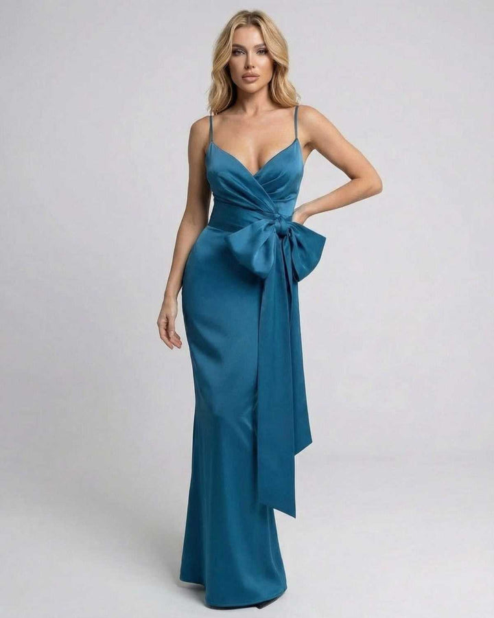 Vestido maxi asimétrico blanco elegante para mujer, ideal para eventos de verano y ocasiones especiales.
