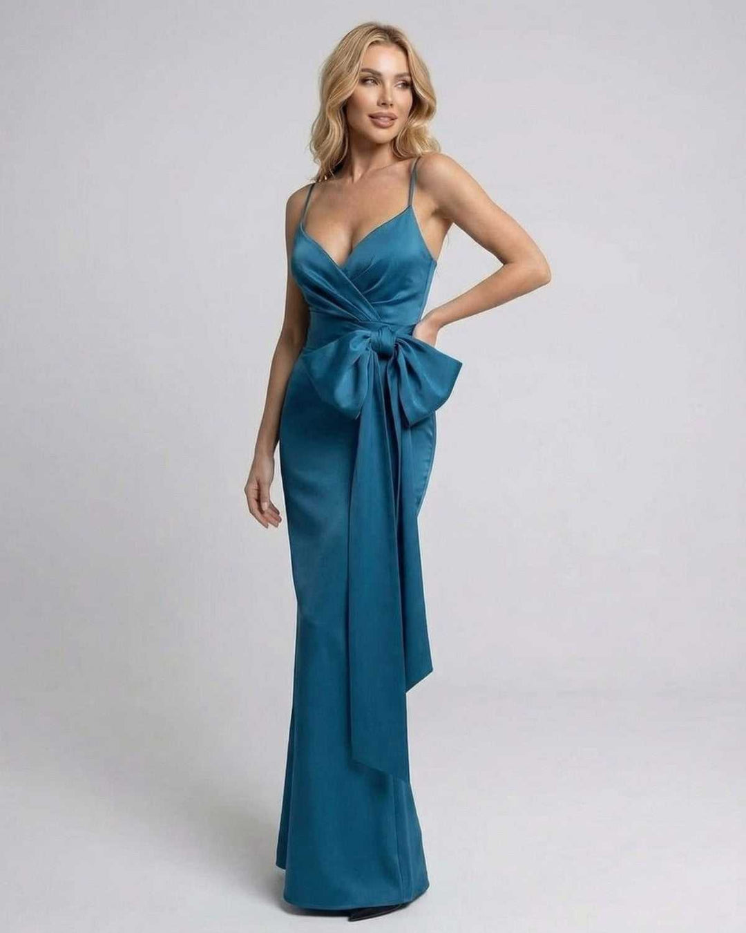 Ropa para eventos: vestido blanco maxi asimétrico sin mangas, estilo fluido para elegancia moderna.