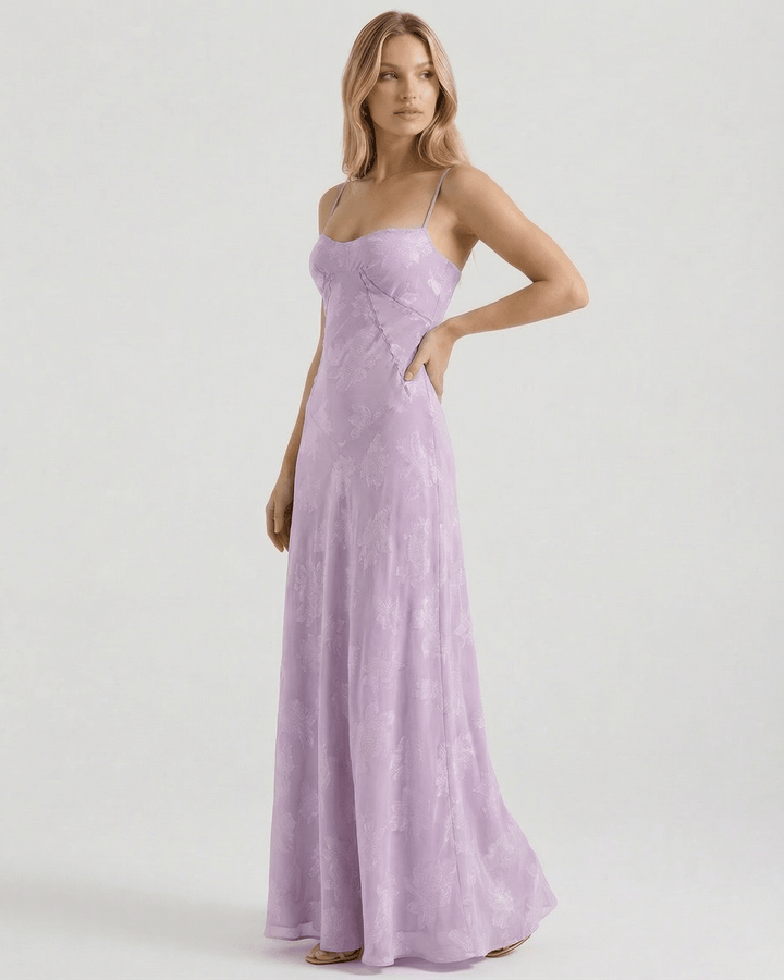 Elegante vestido largo floral blanco para mujeres. Estilo romántico perfecto para verano y ocasiones especiales.
