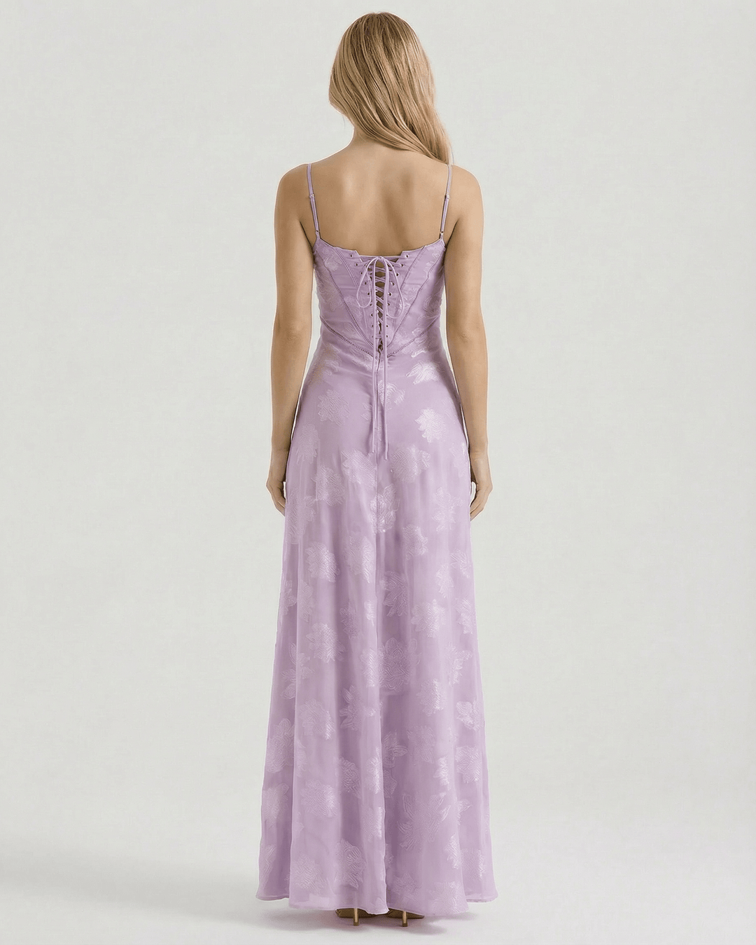 Detalle de lazo en espalda de vestido maxi floral blanco. Elegante vestido largo para bodas y eventos formales.