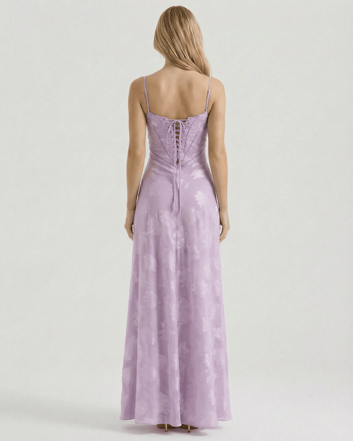 Detalle de lazo en espalda de vestido maxi floral blanco. Elegante vestido largo para bodas y eventos formales.