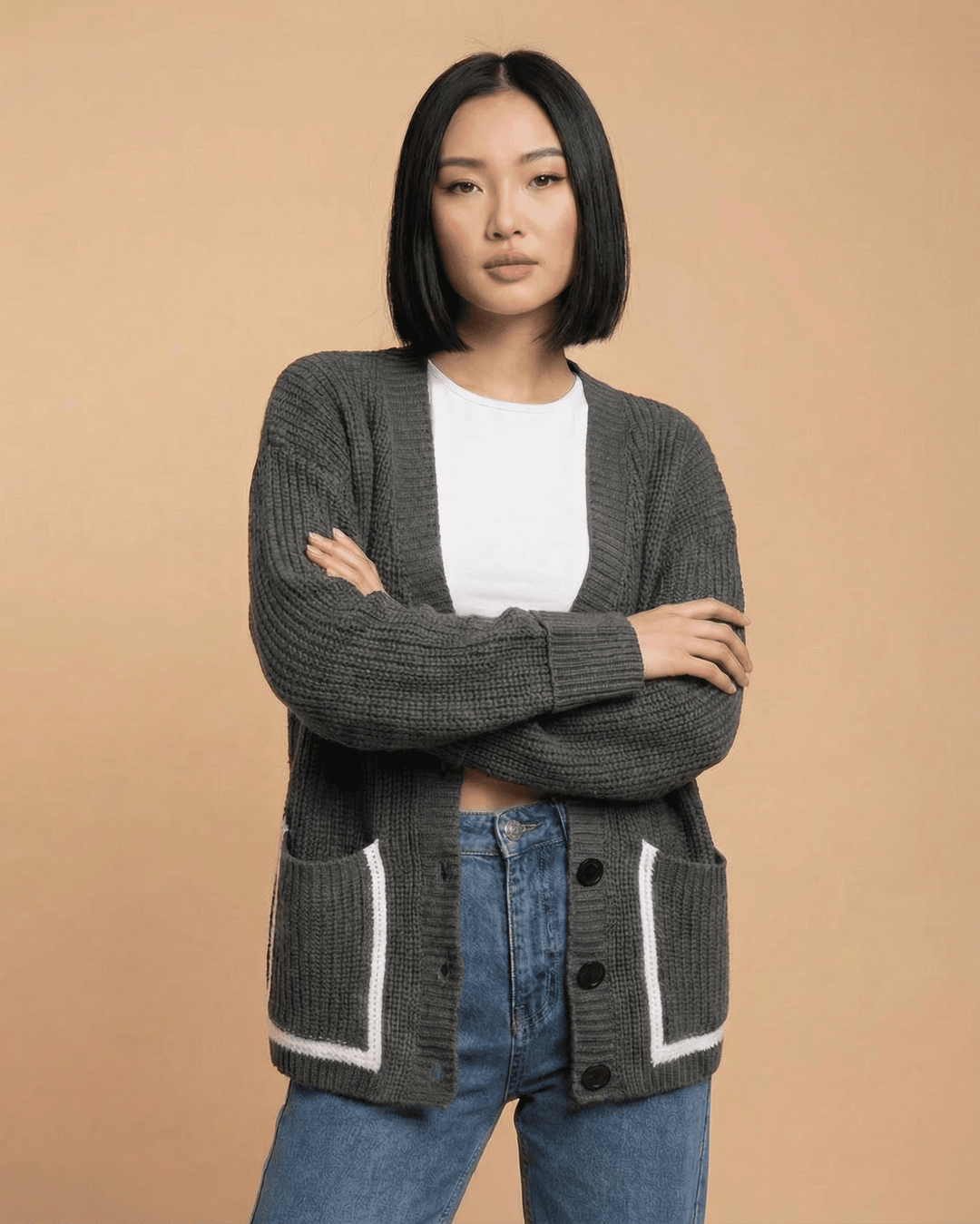 Cárdigan femenino de moda, color bloque, escote V, botones y manga larga para estilo casual-elegante.