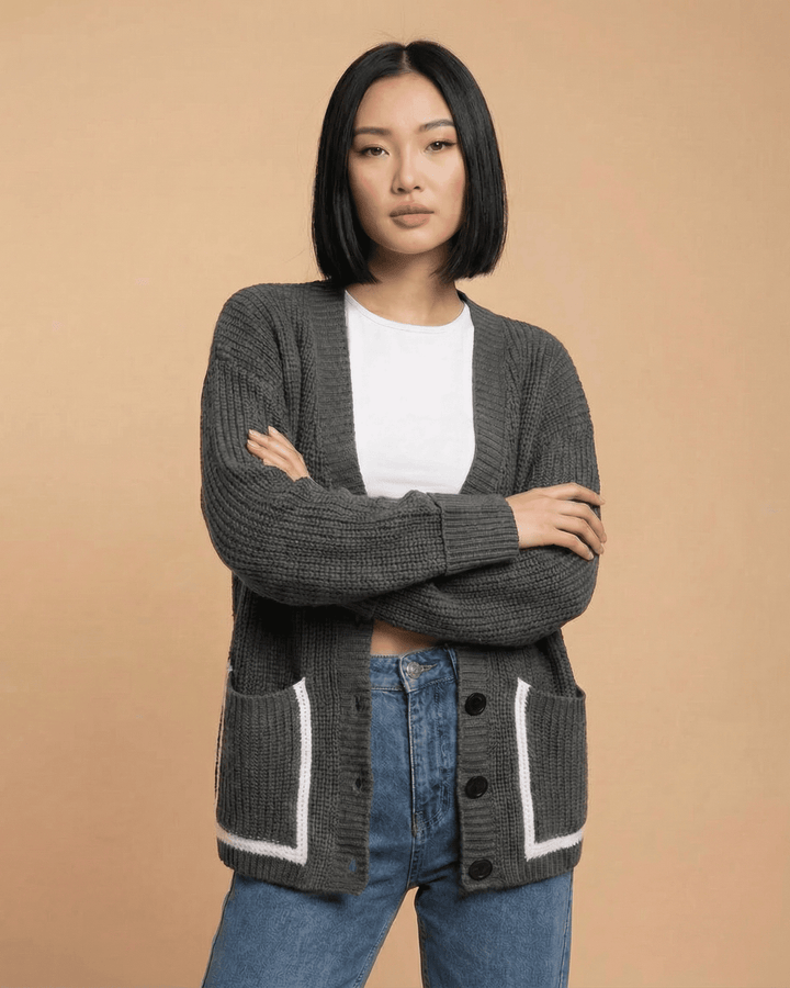 Cárdigan femenino de moda, color bloque, escote V, botones y manga larga para estilo casual-elegante.