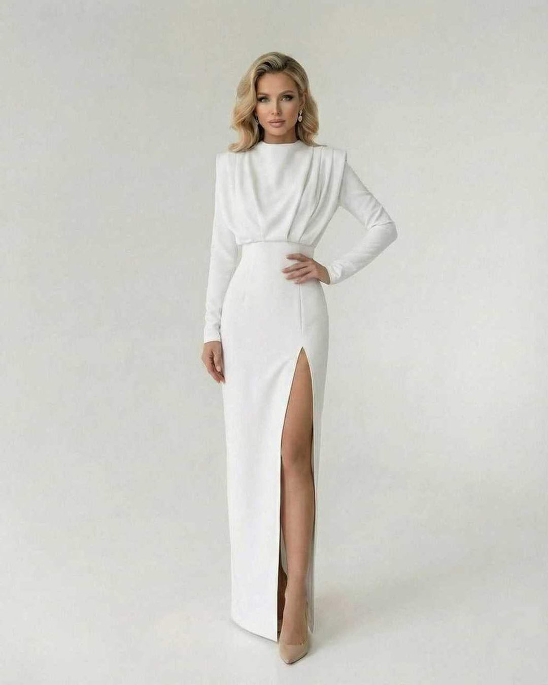 Vestido maxi blanco formal Liora con abertura lateral y mangas largas, perfecto para mujer en ocasión especial.