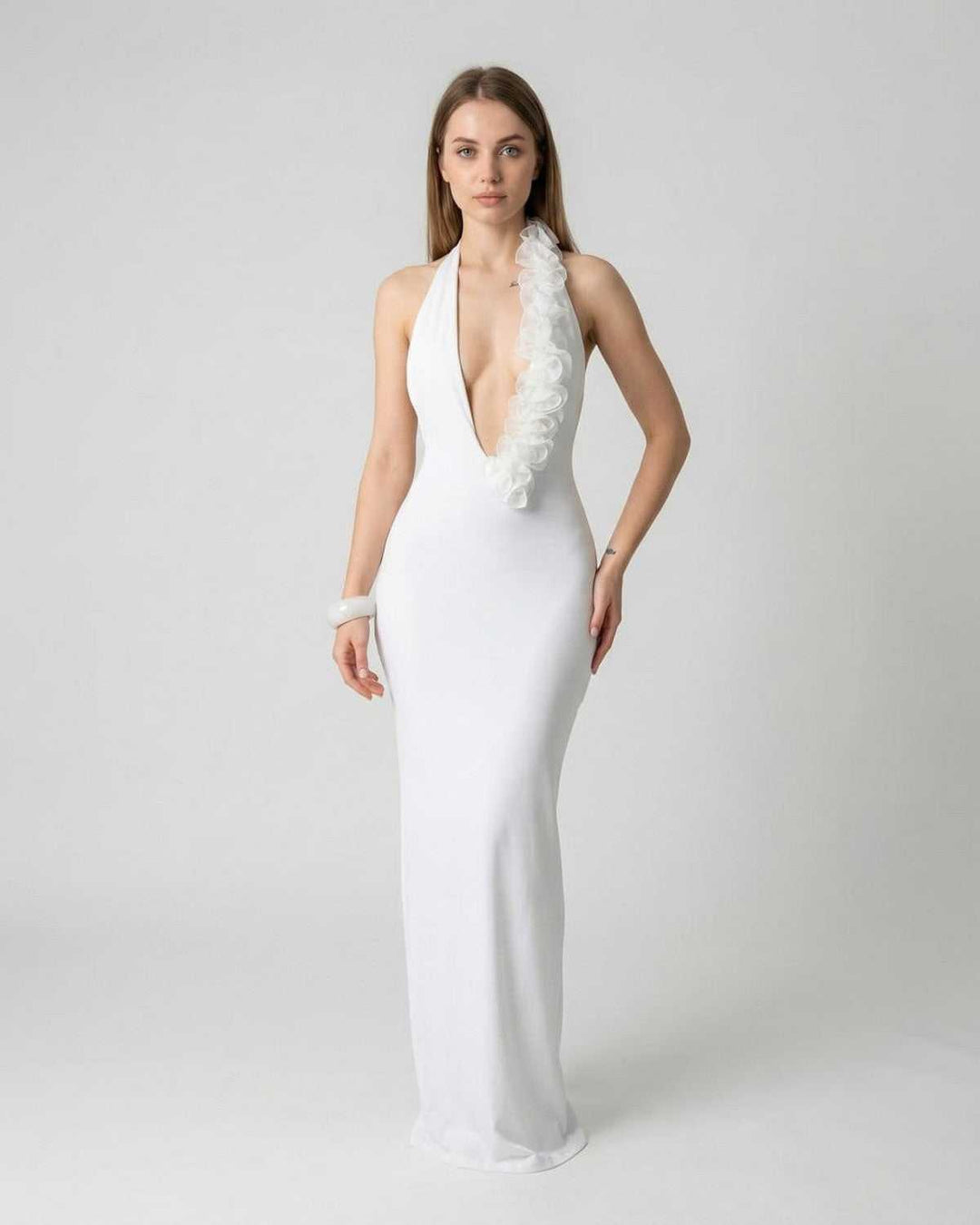 Vestido maxi blanco para mujer con elegante escote V y espalda descubierta, ideal para fiestas y galas.