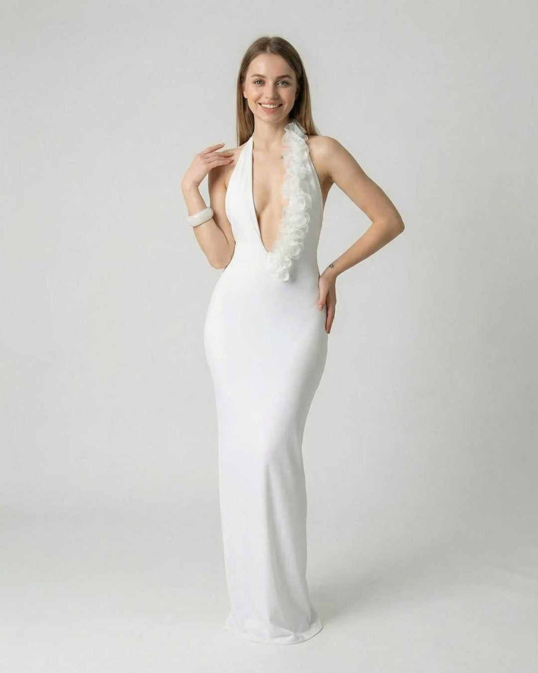 Vestido largo blanco elegante para mujer, escote V profundo y espalda descubierta. Tejido fluido para gala o fiesta.