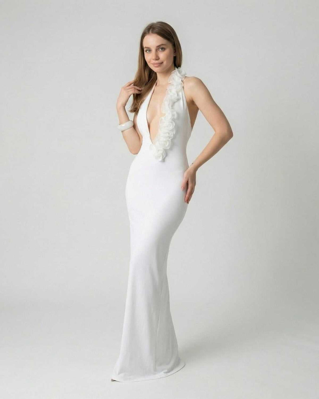 Detalle de espalda descubierta en vestido maxi blanco para mujer, con escote en V, ideal para noche y eventos formales.
