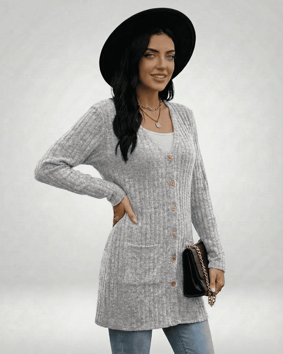 Elegante cárdigan largo blanco de mujer con botones. Versátil prenda de punto para looks de otoño-invierno.