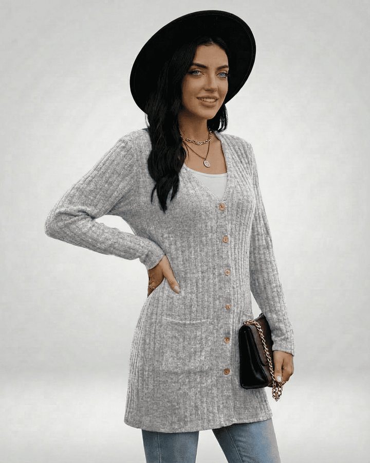 Elegante cárdigan largo blanco de mujer con botones. Versátil prenda de punto para looks de otoño-invierno.