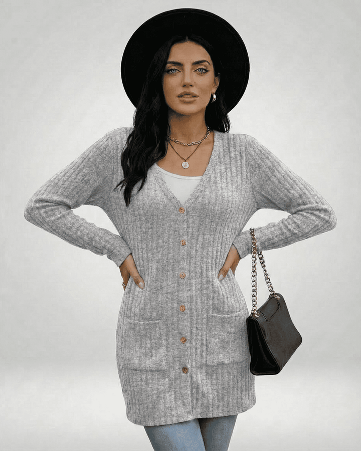 Cárdigan de mujer blanco, largo, con botones. Confeccionado en punto, un básico versátil para otoño-invierno.