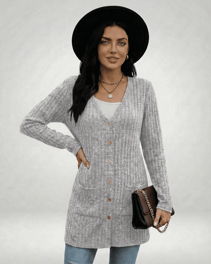 Cárdigan blanco de mujer con botones, de punto suave y largo. Ideal para vestir con estilo en otoño e invierno.