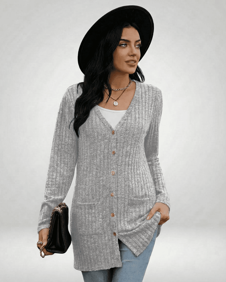 Cárdigan largo blanco de punto para mujer con botones. Prenda elegante y versátil ideal para otoño e invierno.