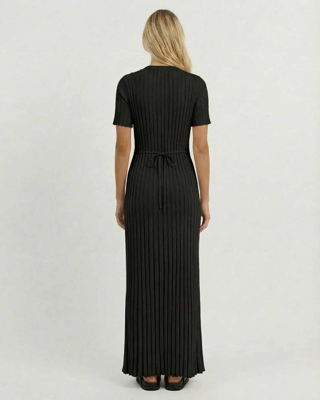 Vestido maxi negro casual de mujer con mangas cortas, ideal para verano. Estilo fluido y versátil.