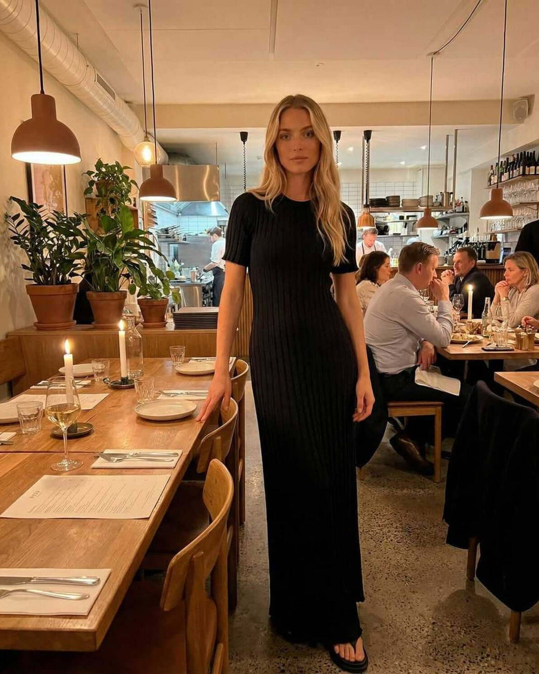 Elegante vestido maxi negro para mujer. Perfecto para fiesta, noche o look casual de verano. Silueta cómoda.