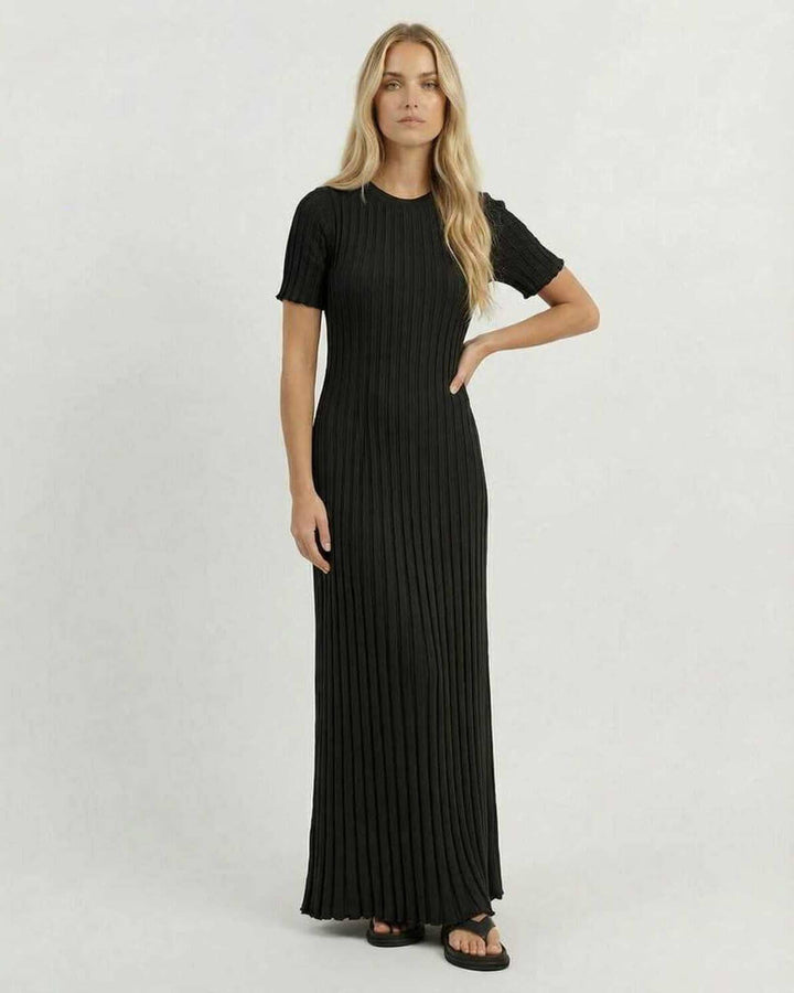 Vestido maxi negro de mujer con mangas cortas, diseño elegante y silueta fluida. Perfecto para eventos.