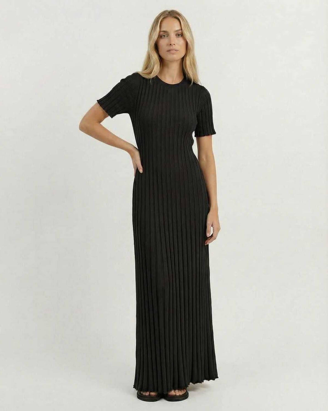 Vestido maxi negro elegante y versátil para mujer. Úsalo en fiesta, noche o casual de verano. Mangas cortas.