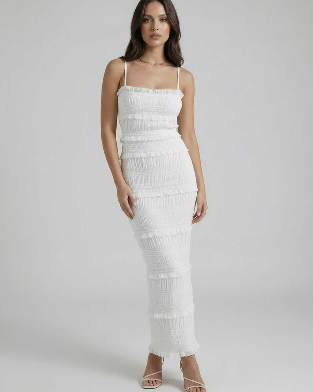 Vestido maxi blanco ajustado para mujer. Estilo elegante con tirantes finos, perfecto para fiesta y verano.