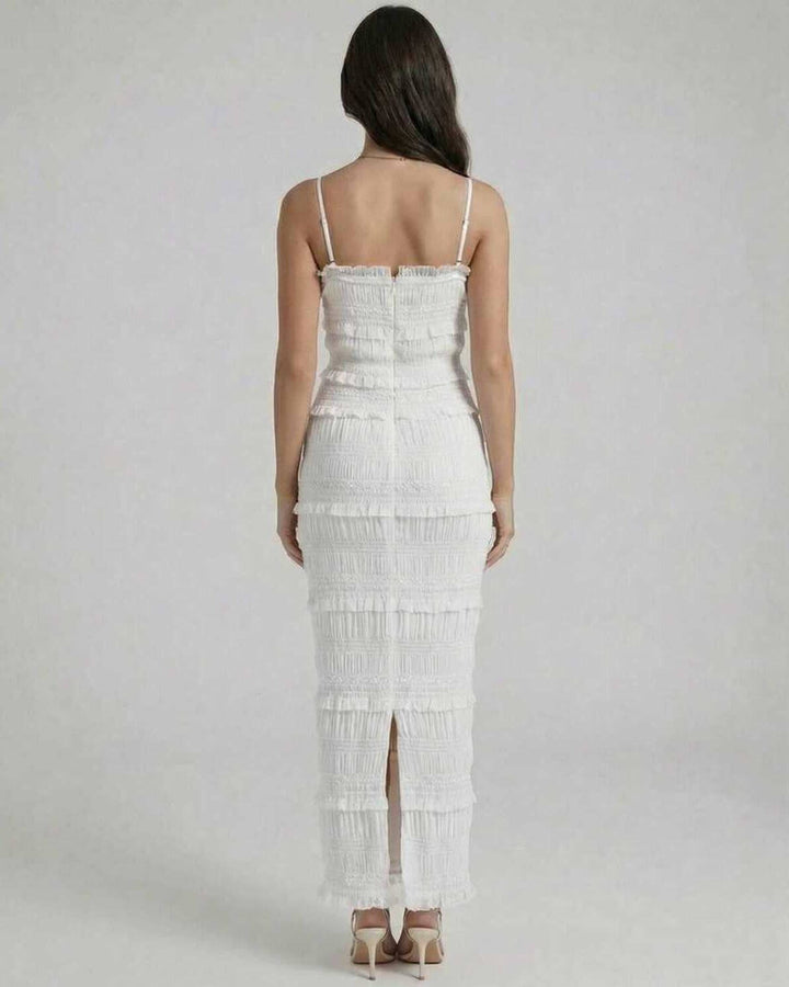 Vestido maxi blanco ceñido de mujer con tirantes finos, ideal para resaltar la silueta en eventos.