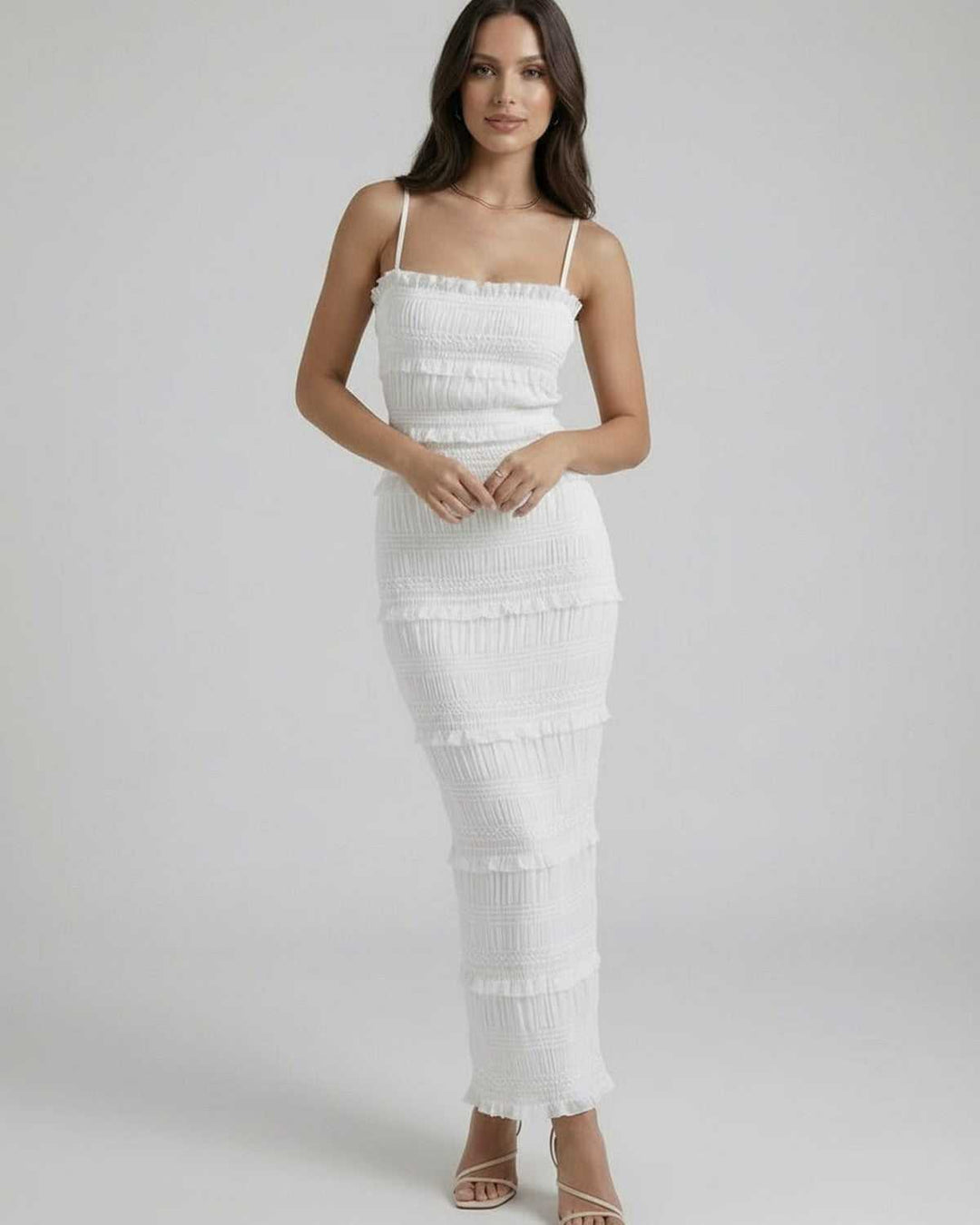 Elegante vestido maxi blanco de mujer, perfecto para fiesta, cocktail u ocasiones especiales de verano.