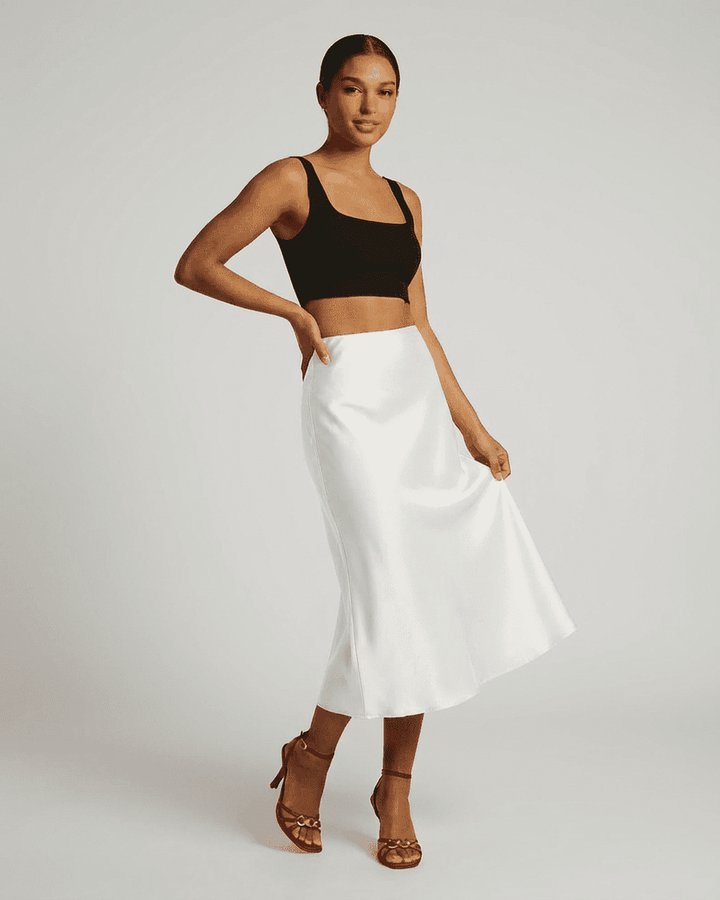 Falda midi fluida de sirena en blanco para mujer, con corte elegante que realza la silueta. Estilo versátil.