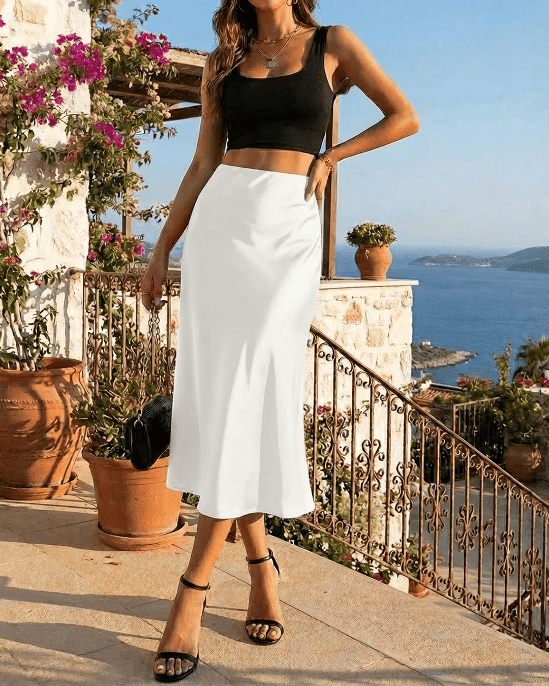 Falda midi blanca de sirena para mujer, estilo moderno y sofisticado. Una opción fluida y elegante para cualquier evento.