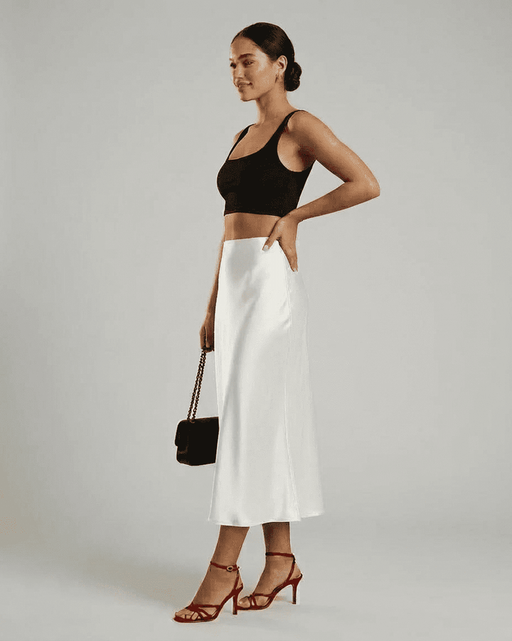 Falda blanca midi de sirena para mujer, diseño elegante y sofisticado. Prenda versátil para atuendos formales.