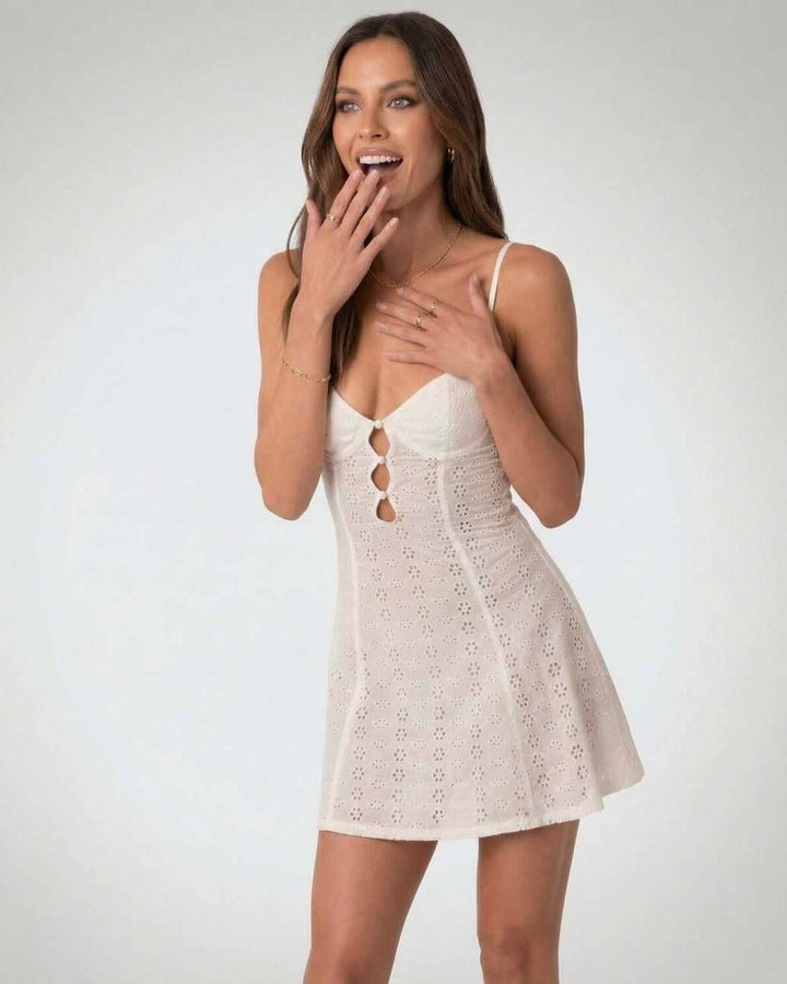 Vestido corto de mujer con escote en V pronunciado y atractivos detalles recortados. Ideal para el verano.