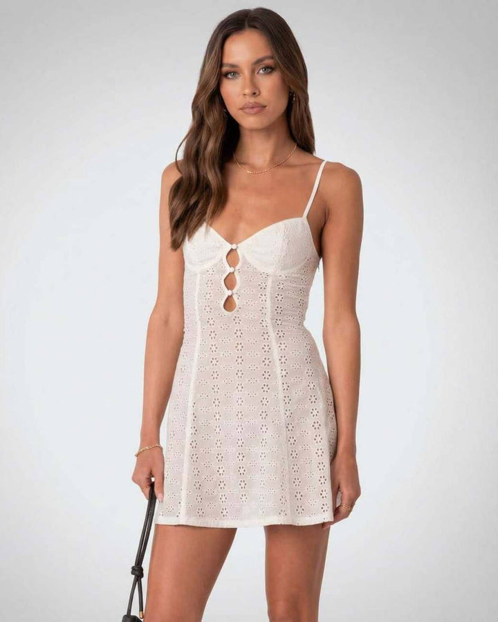 Vestido de fiesta mini blanco para mujer, sin mangas. Escote V y detalles recortados. Moda veraniega.