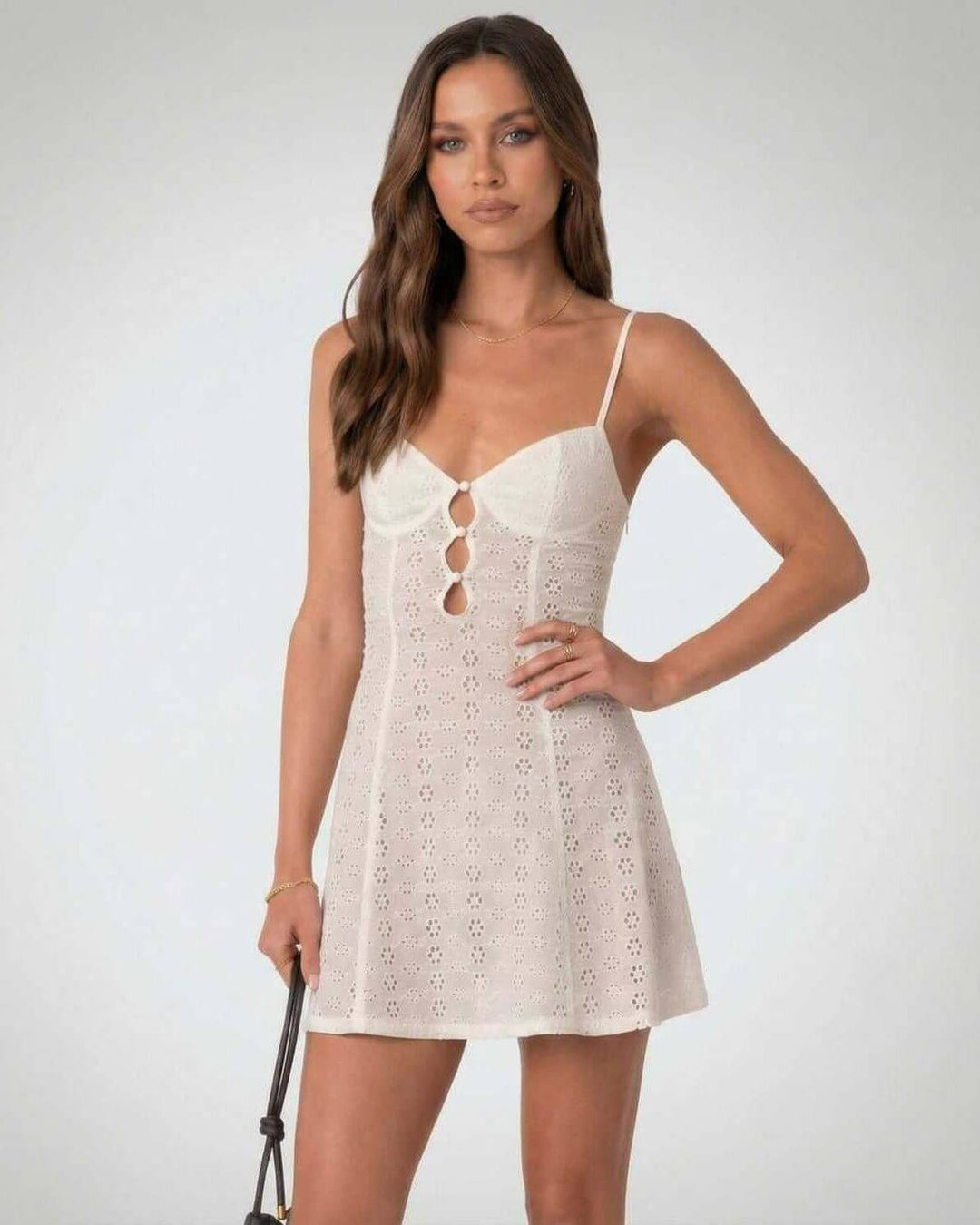 Vestido mini blanco de mujer con escote V y detalles recortados. Estilo veraniego, perfecto para fiesta.
