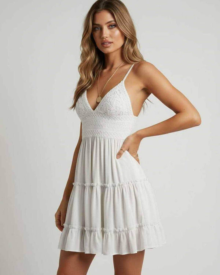 Vestido mini blanco de tirantes para mujer, con diseño de capas, ideal para eventos de verano y fiesta.
