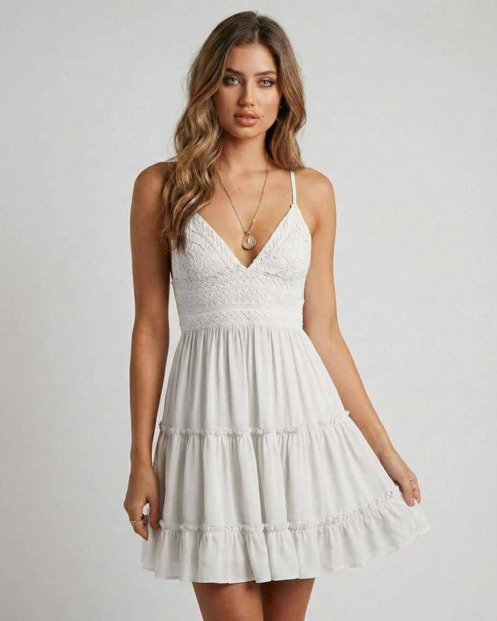 Vestido mini blanco elegante para mujer, perfecto para verano y eventos de día. Diseño de capas y tirantes.