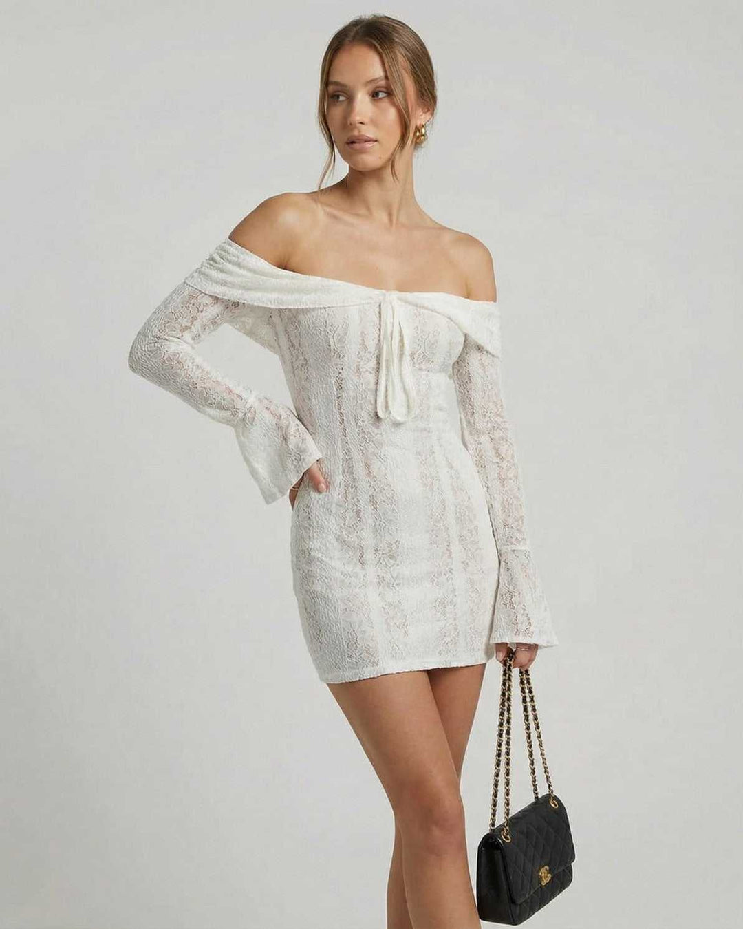 Vestido corto elegante blanco off-shoulder para mujer, un estilo juvenil y moderno para tus fiestas.
