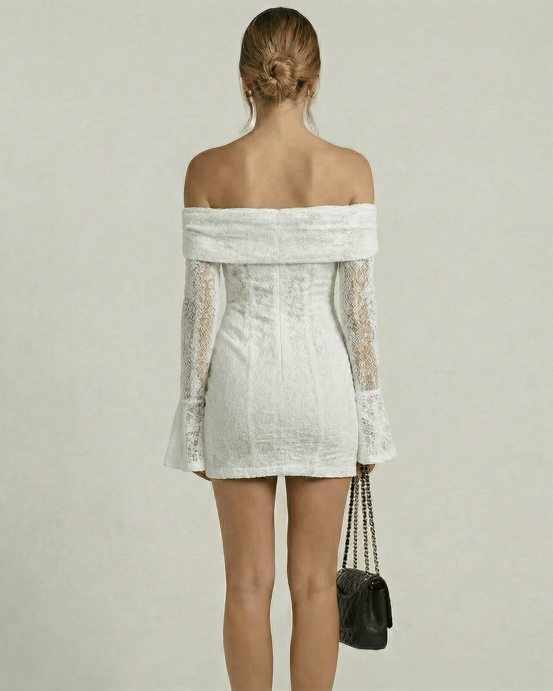 Vestido corto ajustado blanco off-shoulder, perfecto para ocasiones especiales y un look de fiesta moderno.