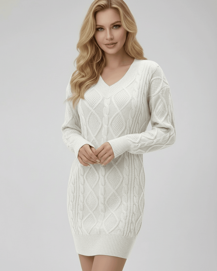 Mini vestido de punto blanco con cuello V, ajuste regular. Ideal para moda femenina versátil y elegante.