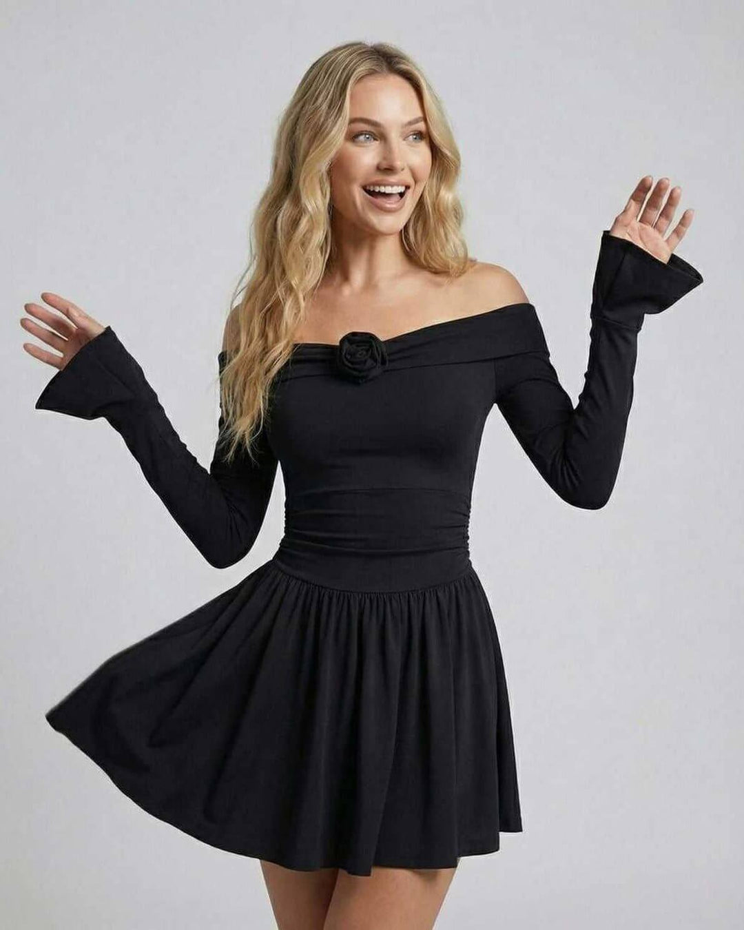 Mujer luciendo vestido mini Luna elegante, floral, con hombros descubiertos y manga larga. Versátil para día o noche.