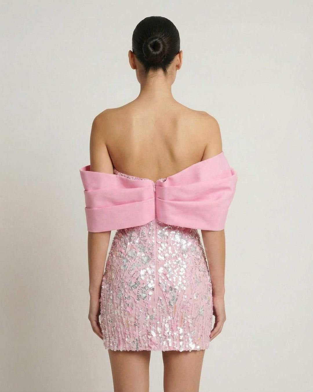 Elegante vestido mini de lentejuelas para fiesta o noche, perfecto para ocasiones especiales de mujer.