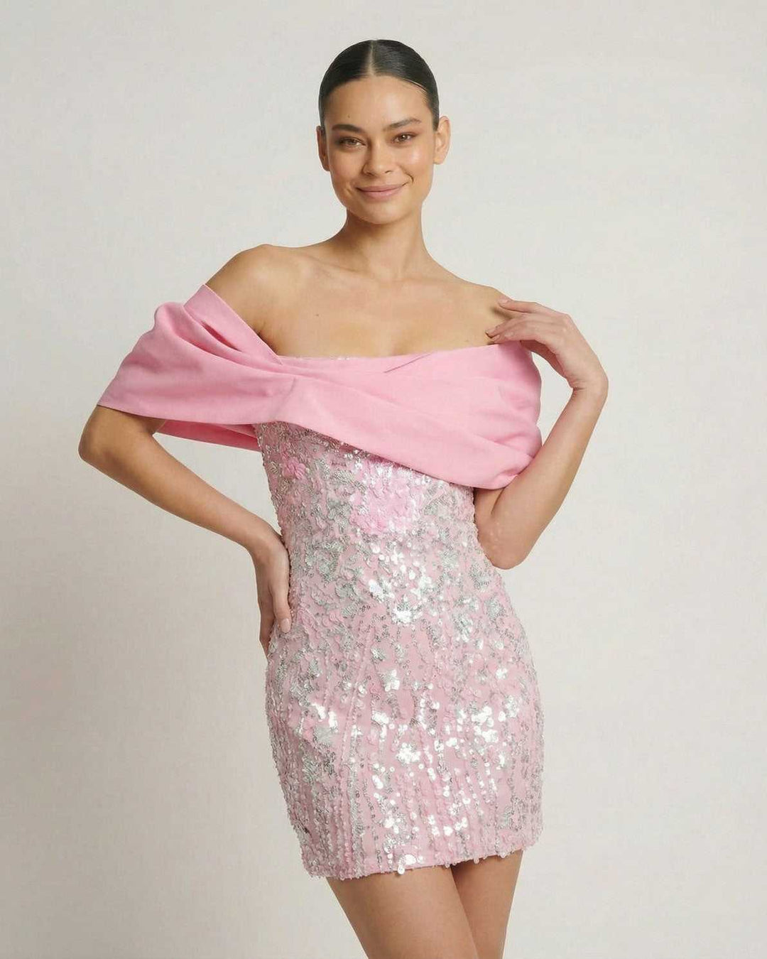 Vestido mini de fiesta con lentejuelas brillantes sin tirantes, ideal para noche y glamour.