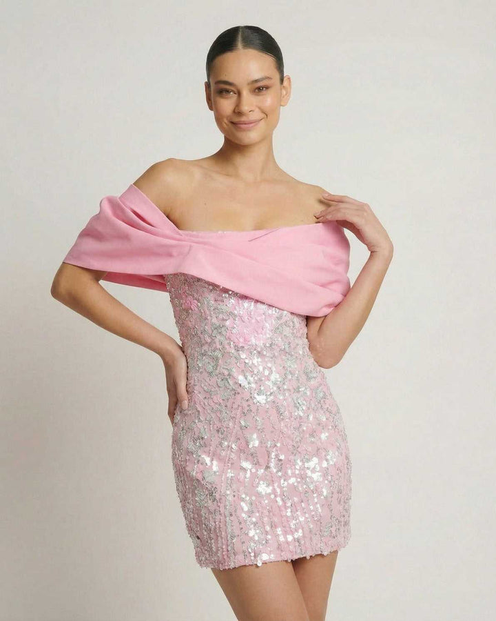 Vestido mini de fiesta con lentejuelas brillantes sin tirantes, ideal para noche y glamour.