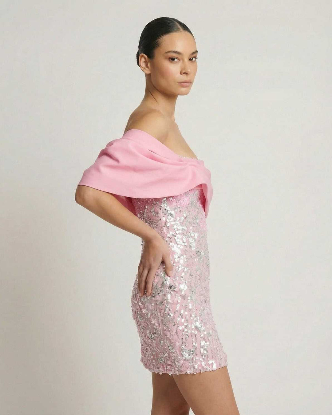 Deslumbrante vestido mini de fiesta con lentejuelas, opción glamurosa para noche y eventos especiales.