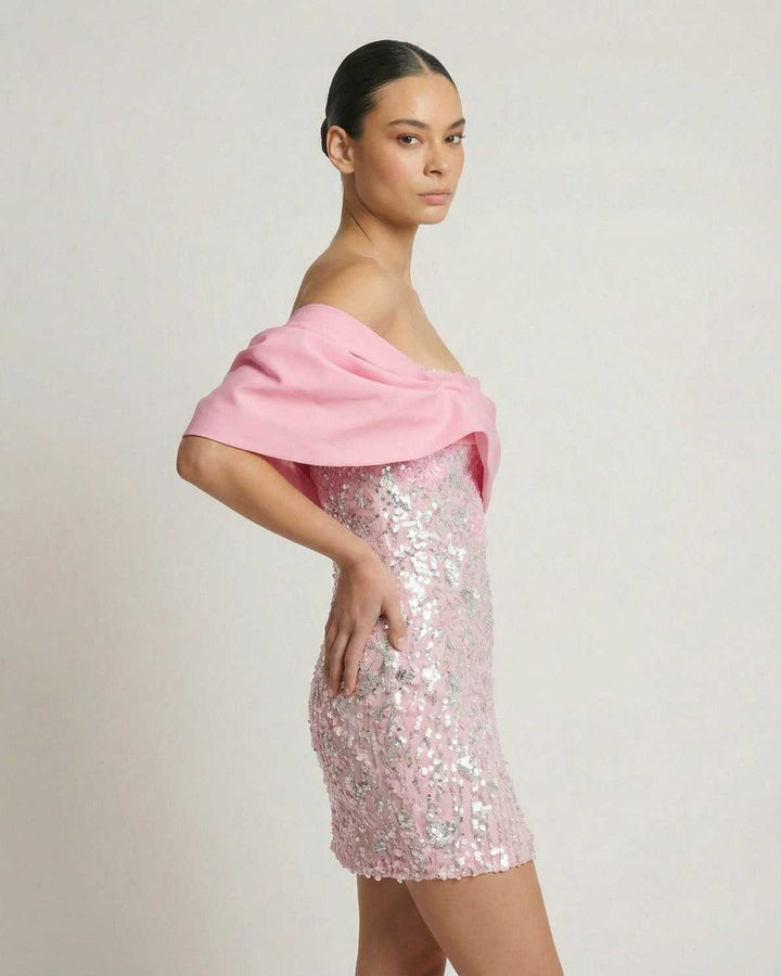 Deslumbrante vestido mini de fiesta con lentejuelas, opción glamurosa para noche y eventos especiales.