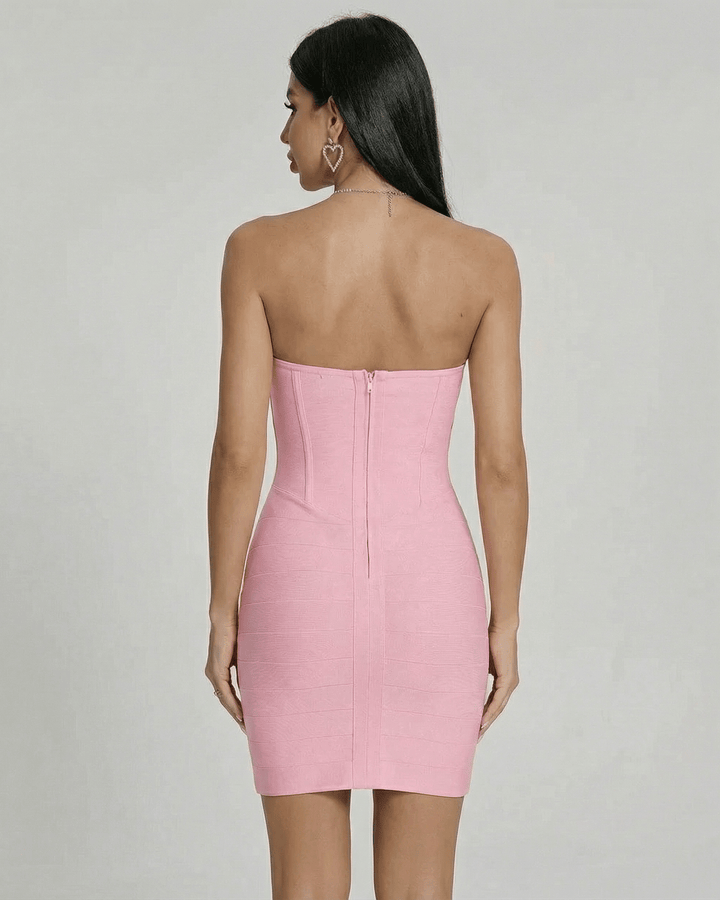 Vestido mini de cóctel ajustado sin mangas, estilo moderno para ocasiones especiales de mujer.