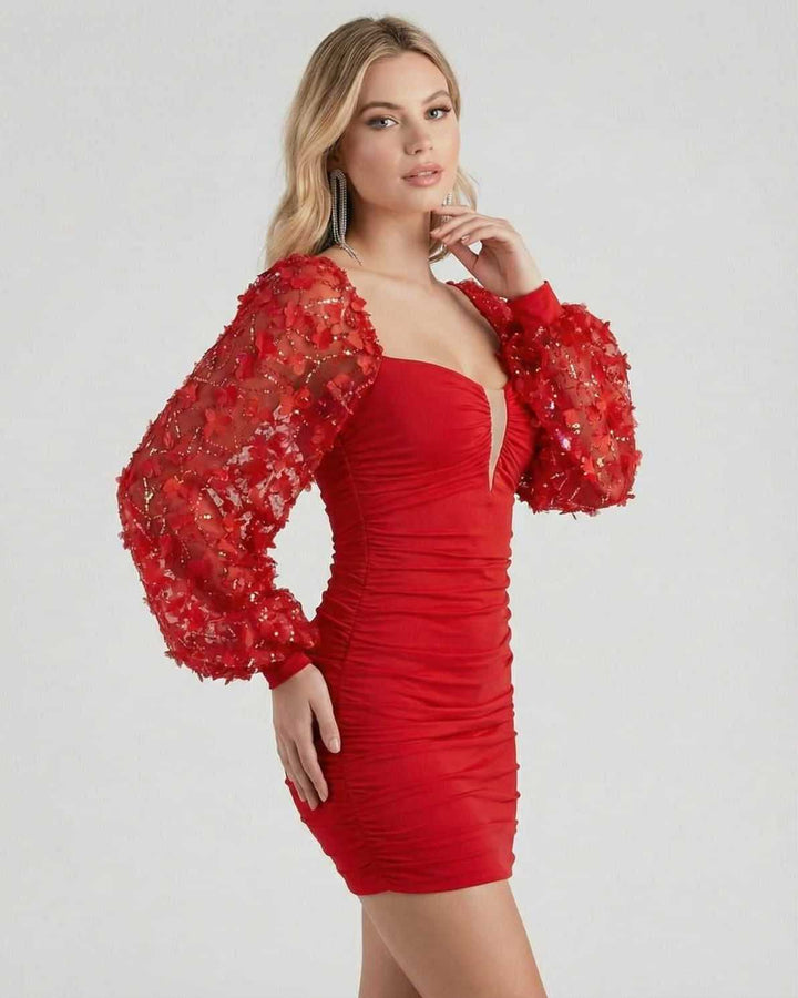 Vestido de noche bodycon rojo vibrante para mujer, estilo mini con fruncido favorecedor y mangas elegantes.