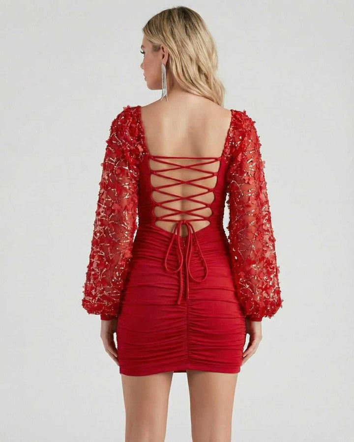 Vestido mini bodycon rojo fruncido con mangas linterna, perfecto para mujer en ocasiones especiales.