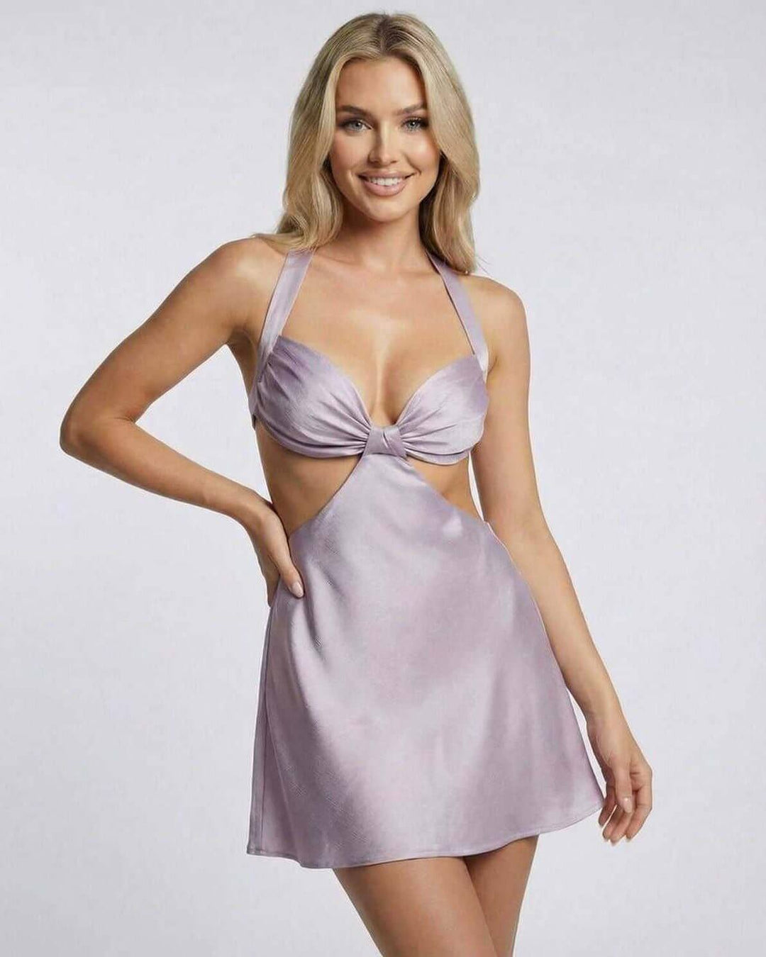 Vestido mini lila vibrante para mujer, con escote halter, perfecto para cócteles y eventos de verano.